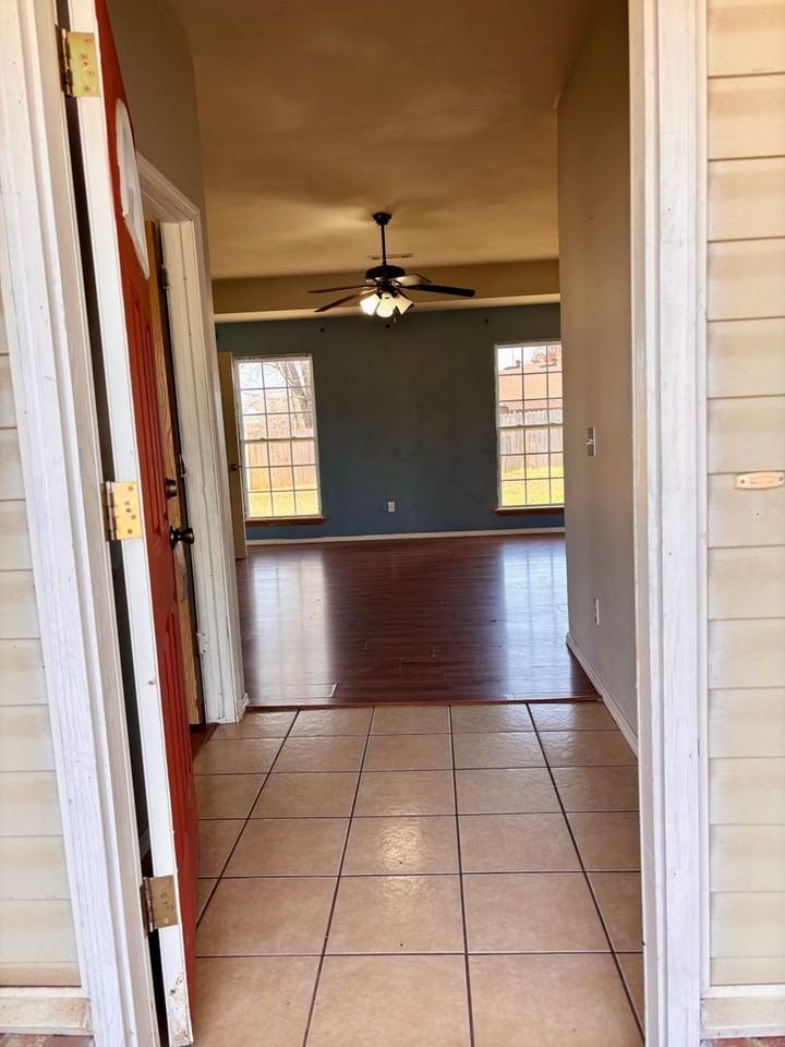 2520 Mary Phelps Dr - Photo 2 of 11
