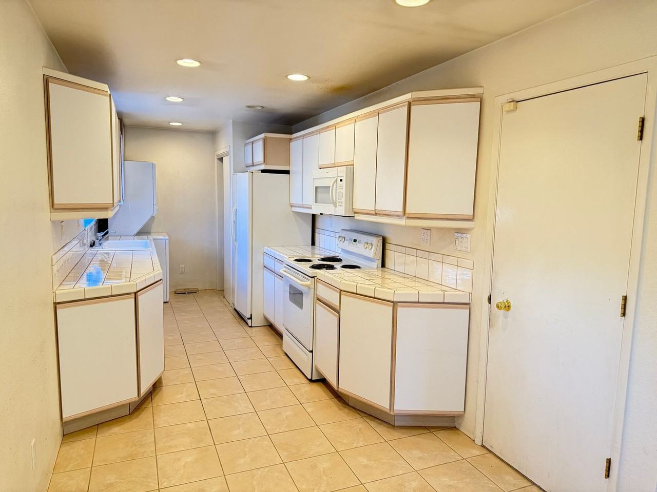 670 W Arroyo St - Photo 3 of 13