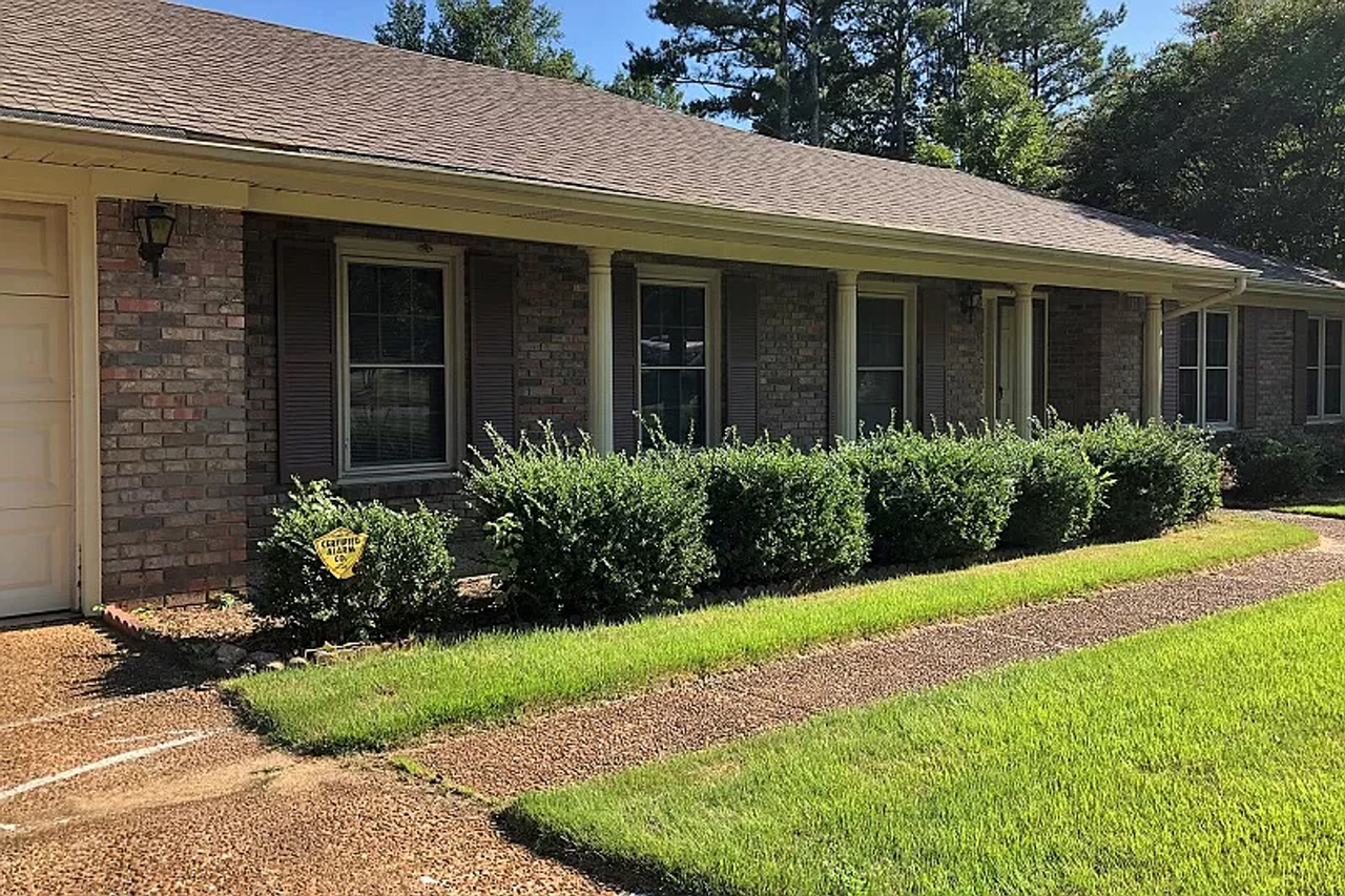 402 Robinhood Dr - Photo 2 of 17