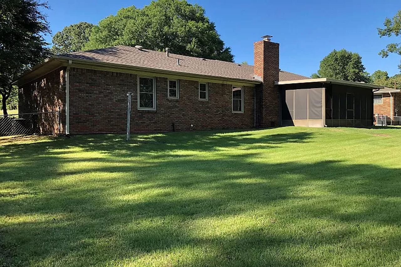 402 Robinhood Dr - Photo 3 of 17