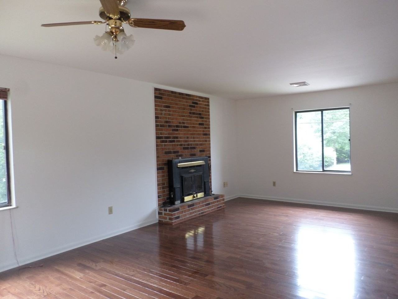 913 Toms Creek Rd - Photo 5 of 17