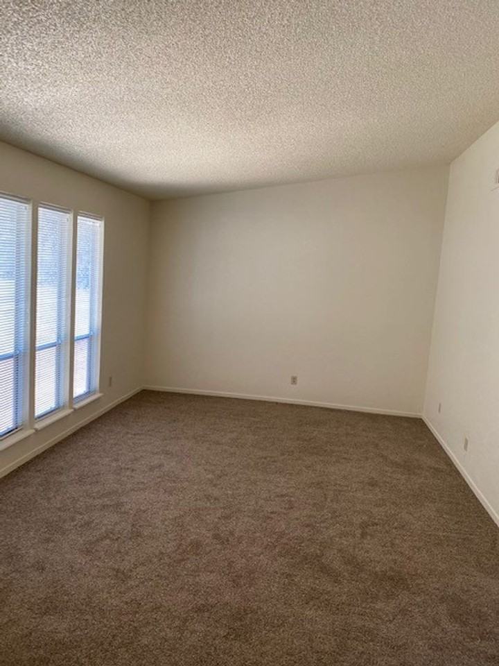 11212 Torrey Pines Dr - Photo 3 of 10