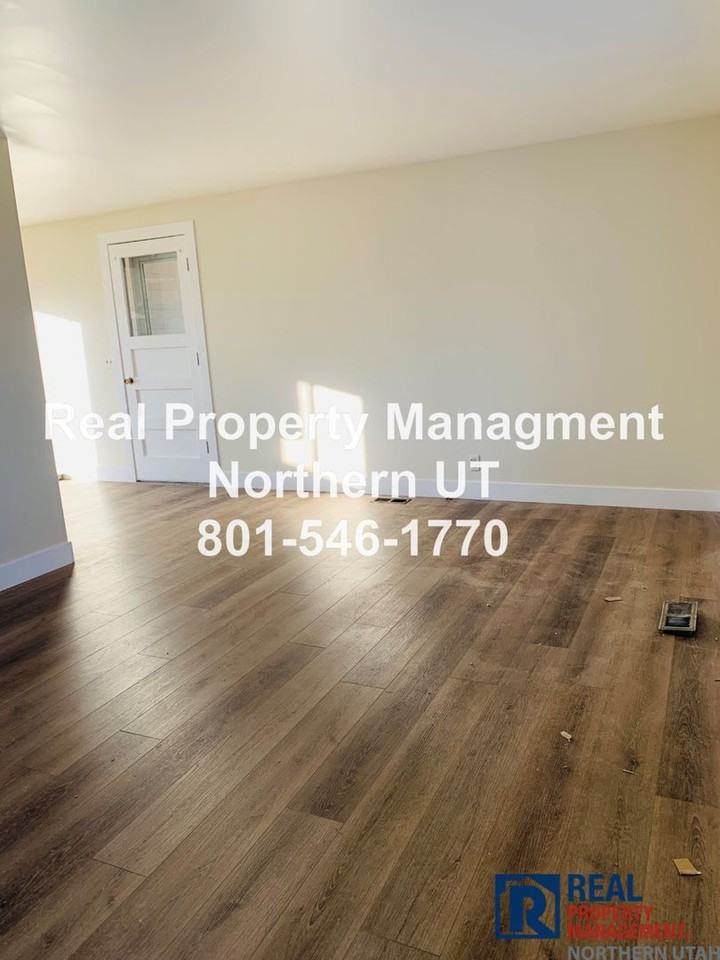 545 W 5225 S - Photo 3 of 29