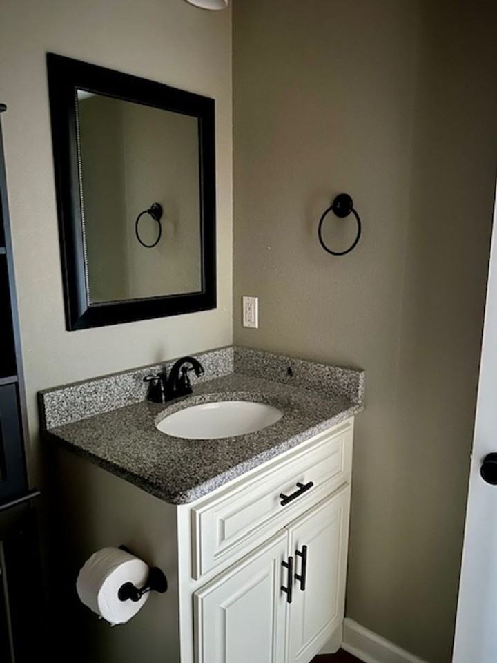 504 Moss Ave - Photo 6 of 11