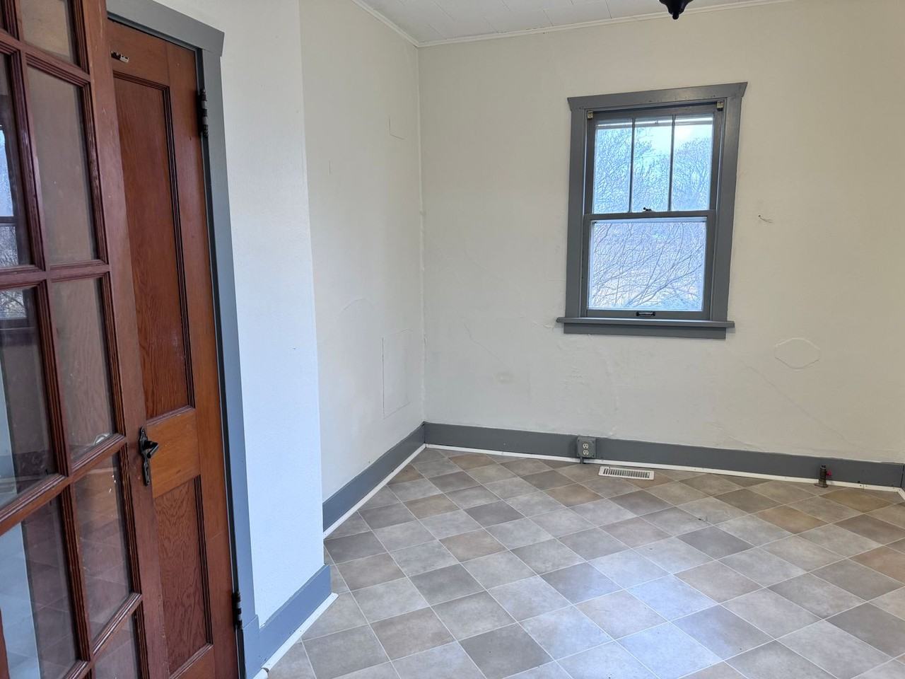 323 N 4th St - Photo 3 of 13
