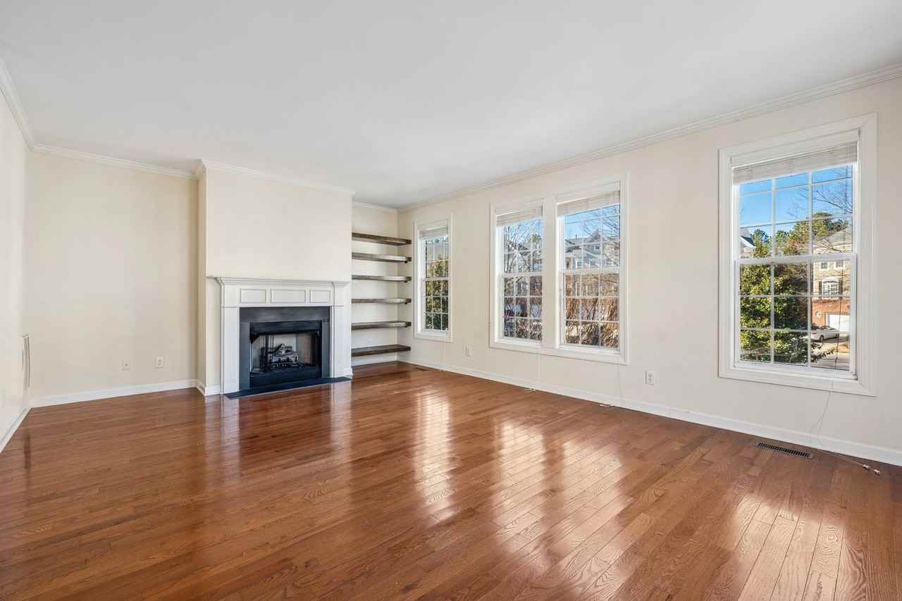 3631 Edgemont Dr - Photo 4 of 19