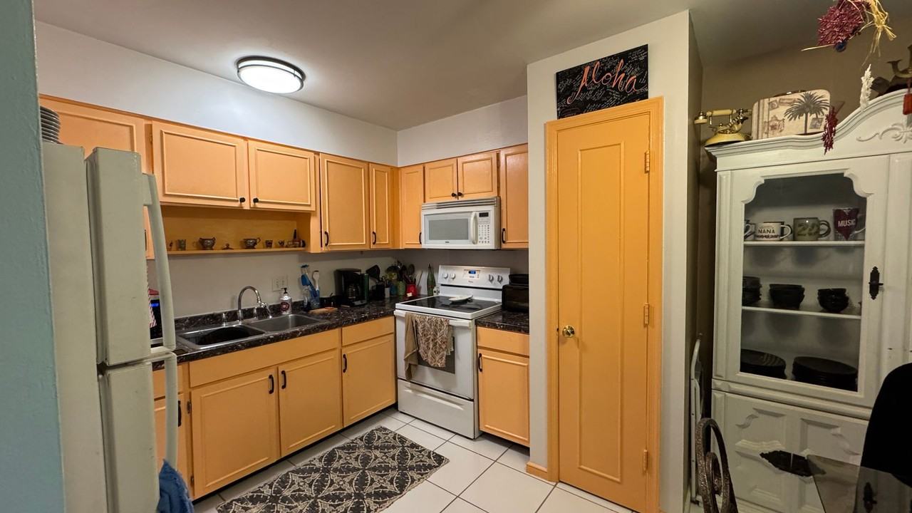 923 S Colonial Ct - Photo 2 of 17