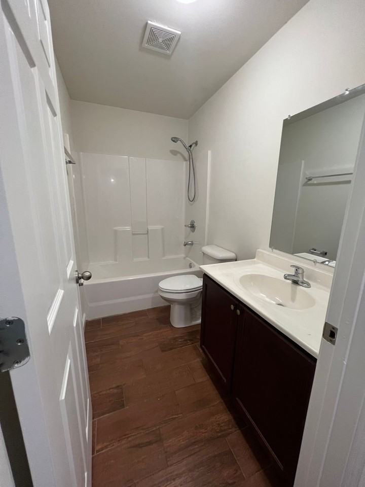 215 Bogart Blvd - Photo 3 of 11