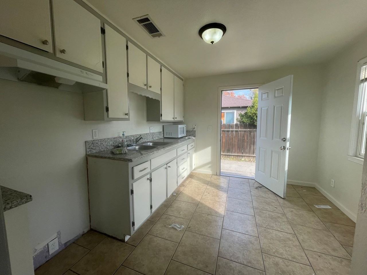 426 Pine St - Photo 4 of 13