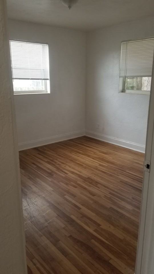 858 Maley St - Photo 3 of 7