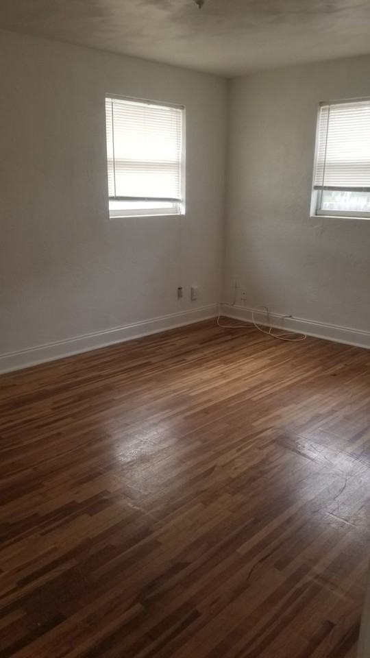 858 Maley St - Photo 4 of 7