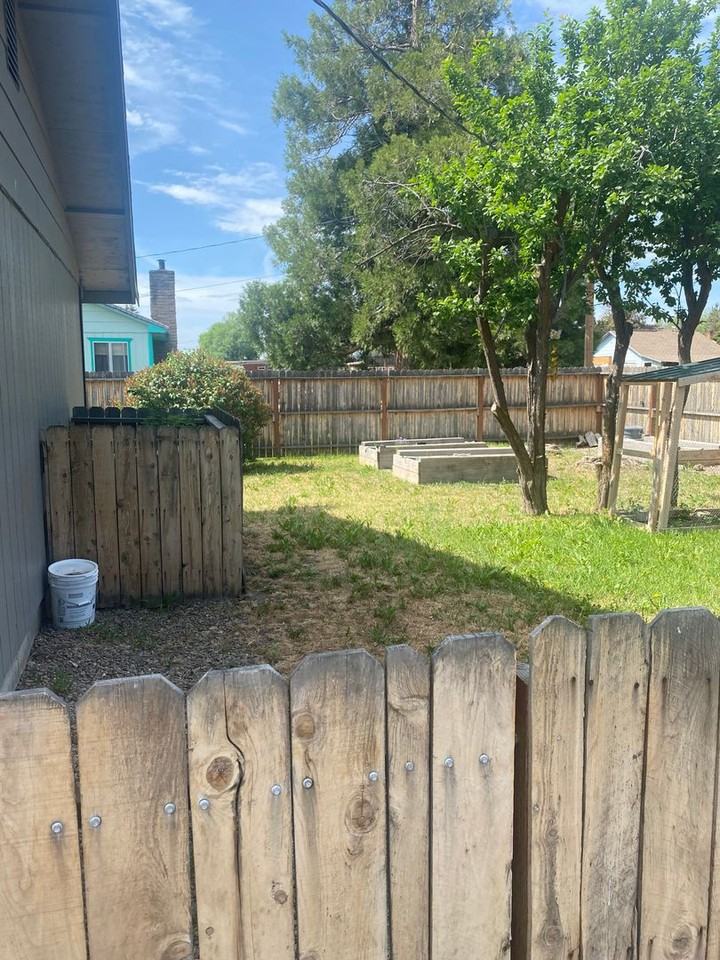 407 E 1st St - Photo 3 of 28