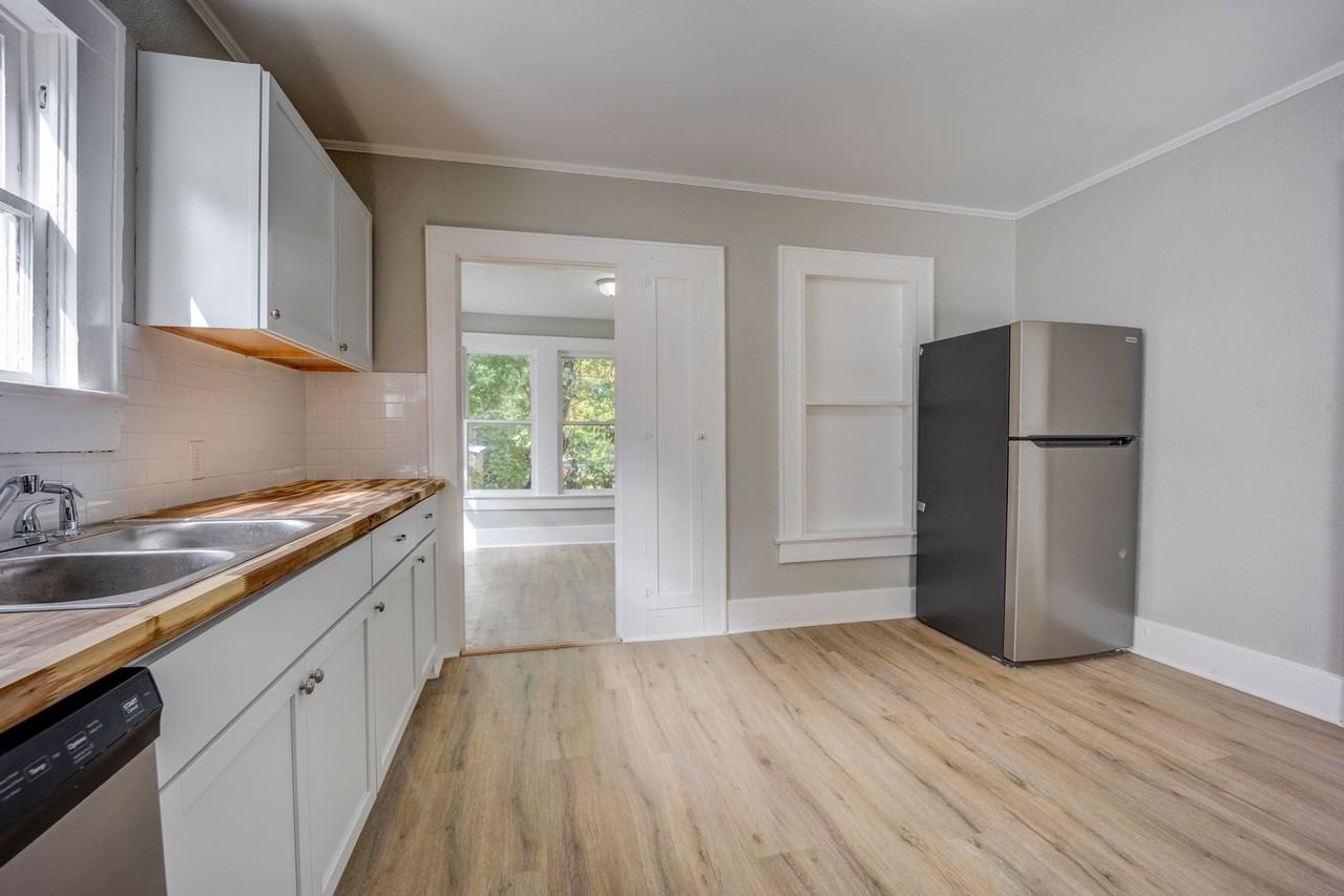 1316 S 22nd St - Photo 6 of 21