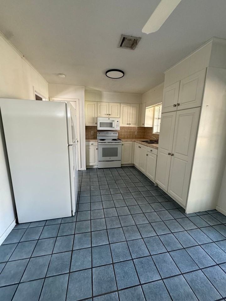 122 Davis Ln - Photo 3 of 9