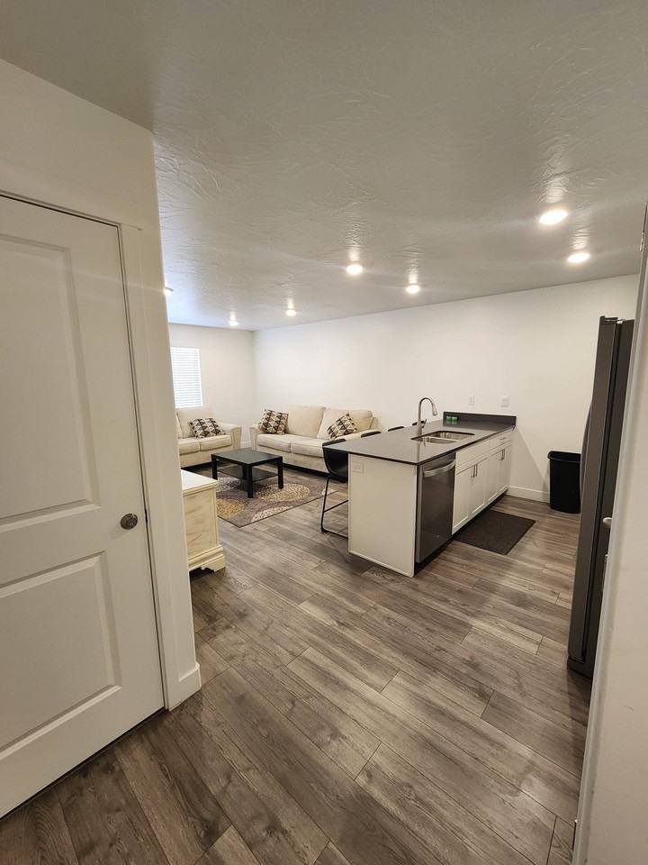 506 S May Dr - Photo 2 of 19