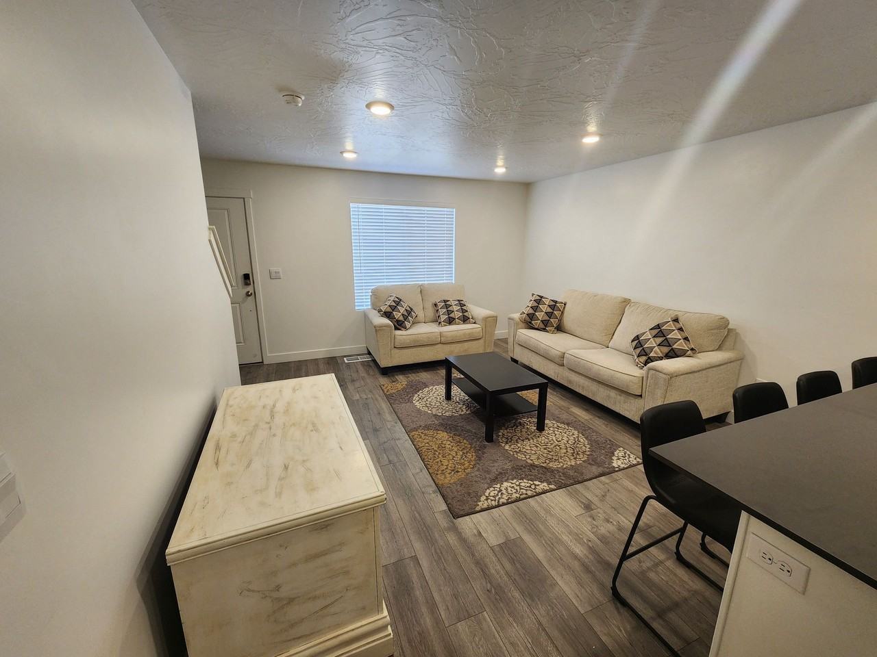 506 S May Dr - Photo 3 of 19