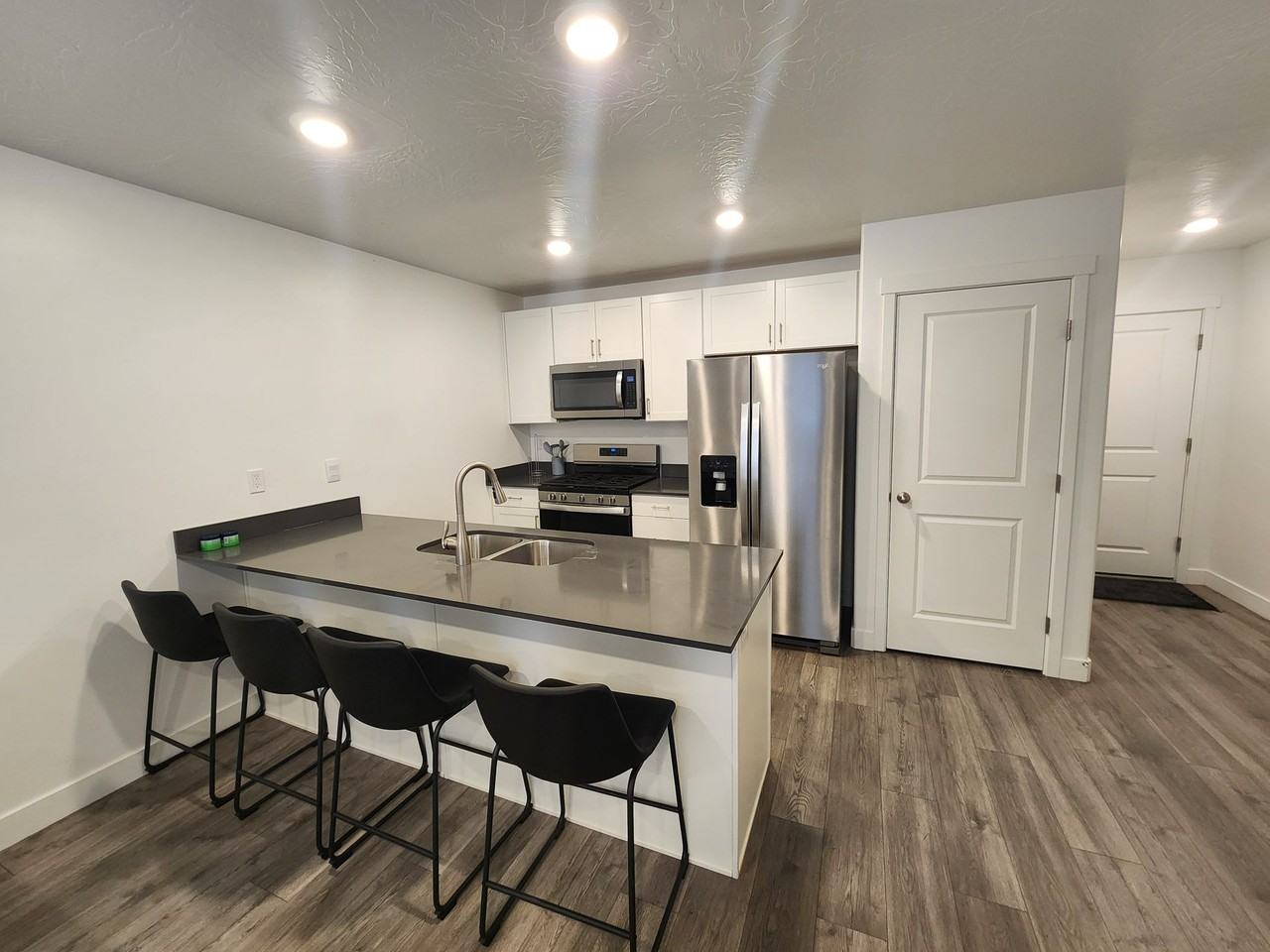 506 S May Dr - Photo 5 of 19