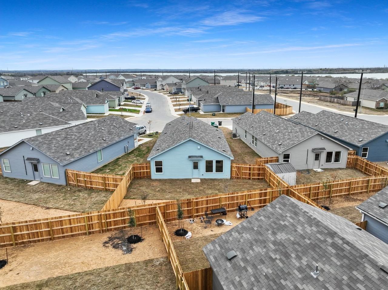 1111 Crenshaw Way - Photo 4 of 33