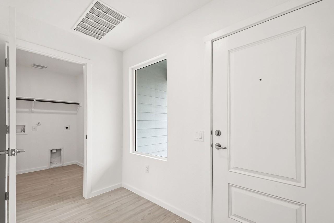 1111 Crenshaw Way - Photo 7 of 33