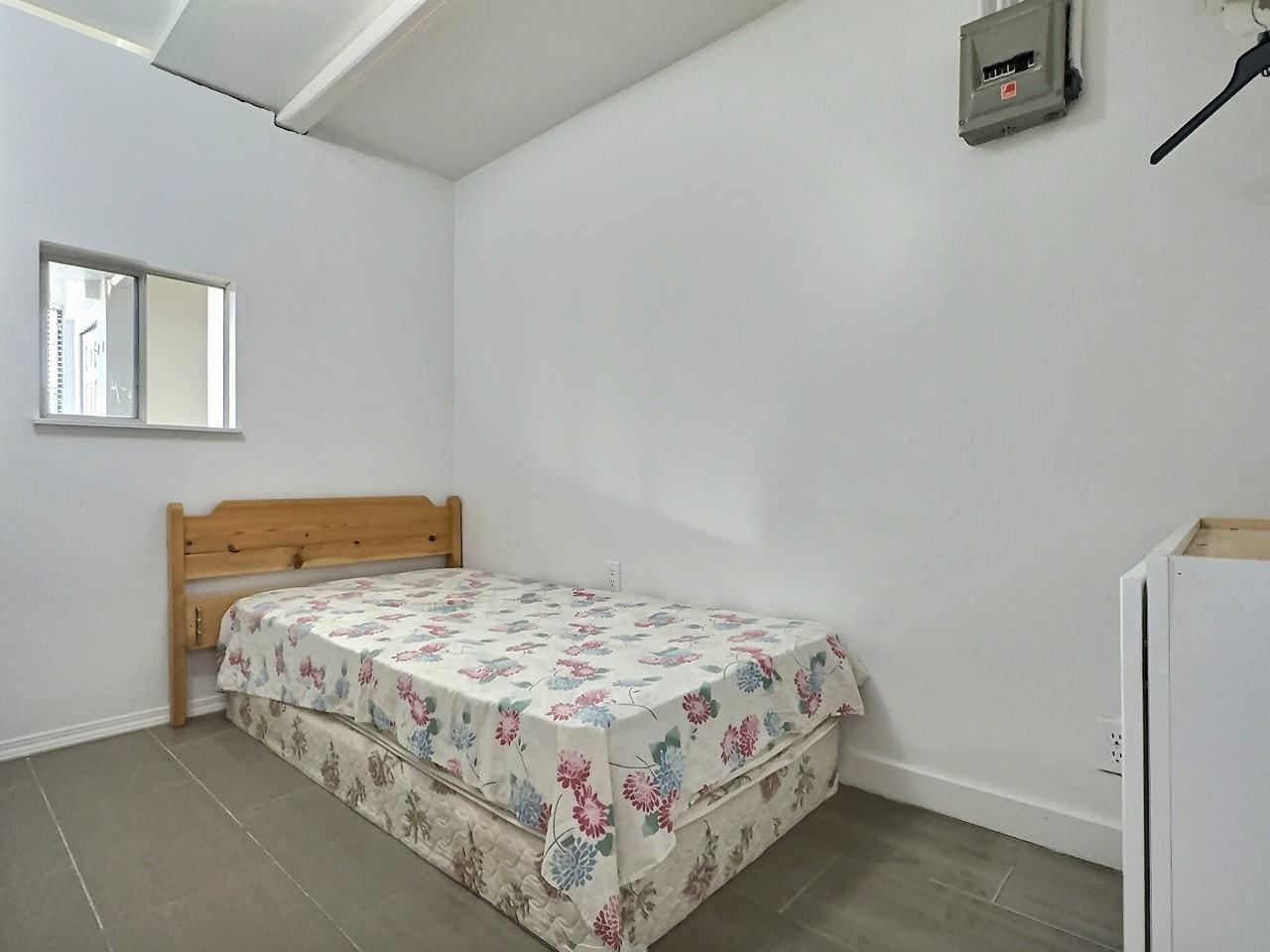 1322 E 49th Ave - Photo 2 of 6