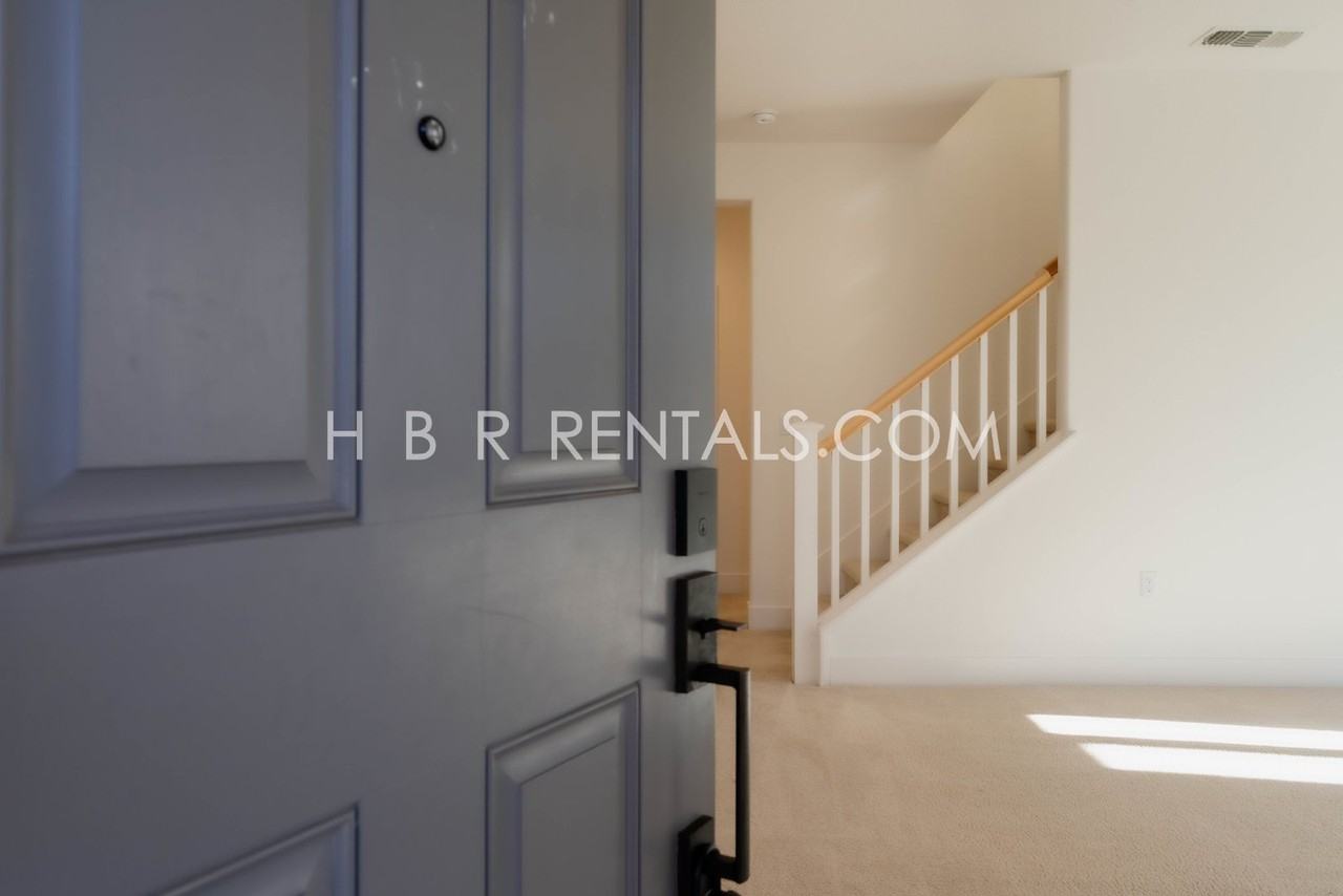 1548 S Barker St - Photo 4 of 38