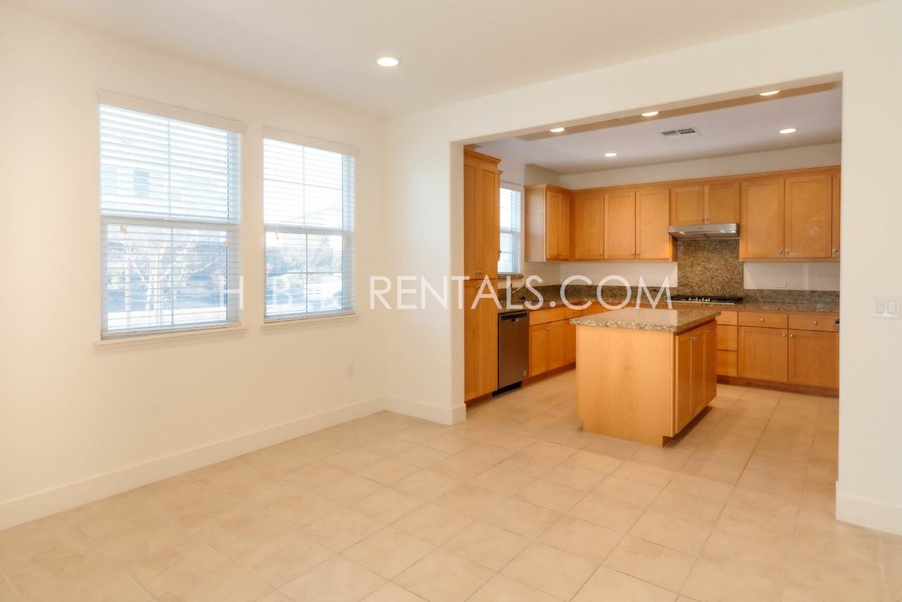 1548 S Barker St - Photo 7 of 38