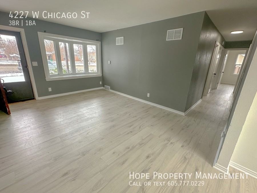 4227 W Chicago St - Photo 2 of 25