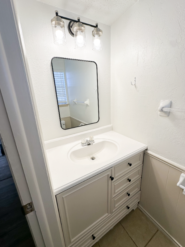 4605 Nw Ozmun Ave - Photo 3 of 17