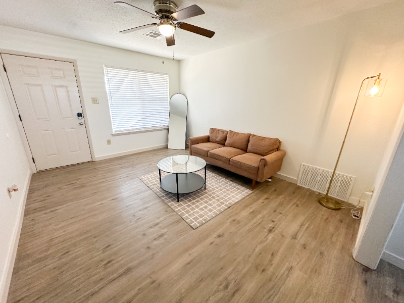 4605 Nw Ozmun Ave - Photo 5 of 17