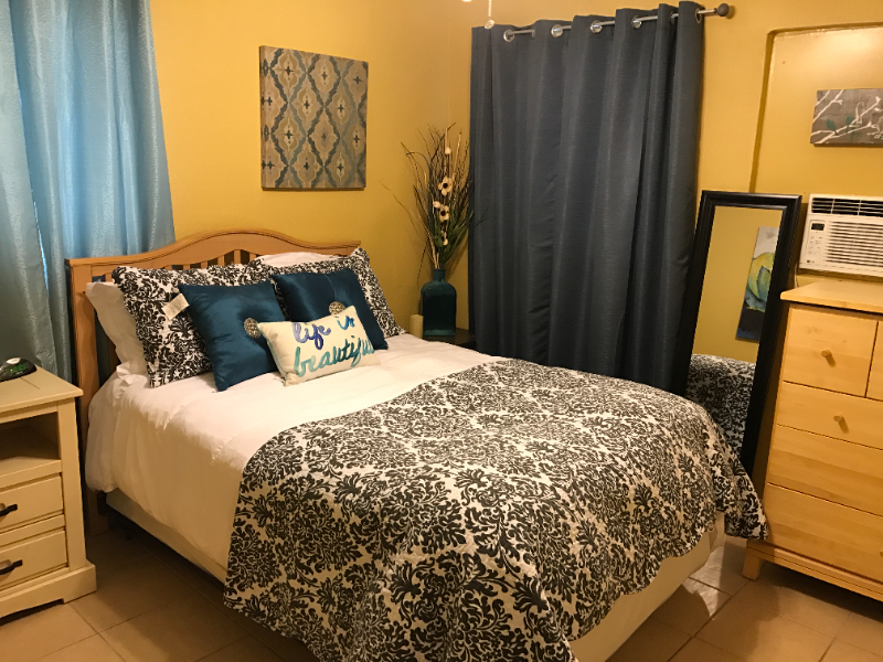 2403 N Elmendorf St - Photo 3 of 20