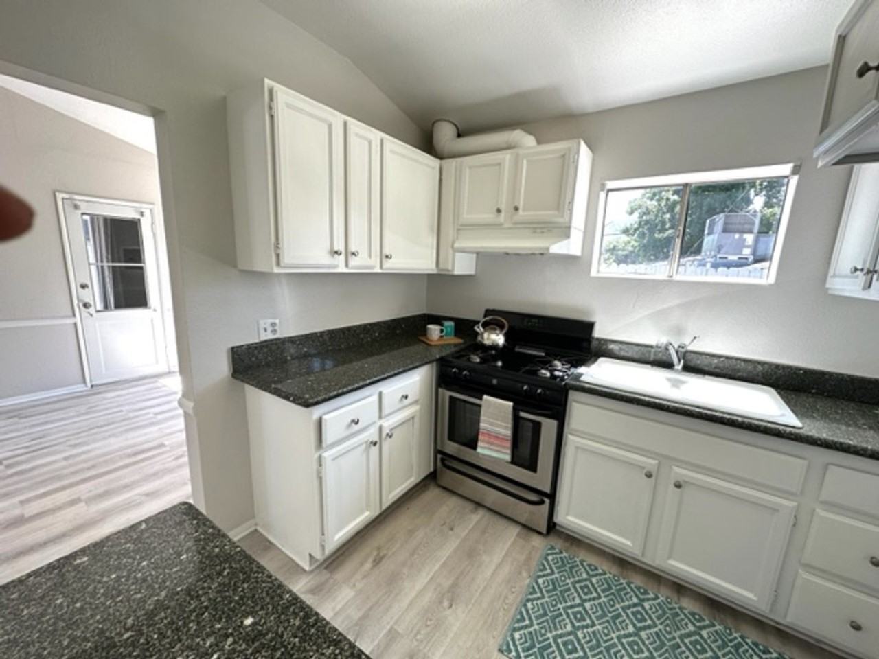 2404 Fairway Ave - Photo 4 of 14