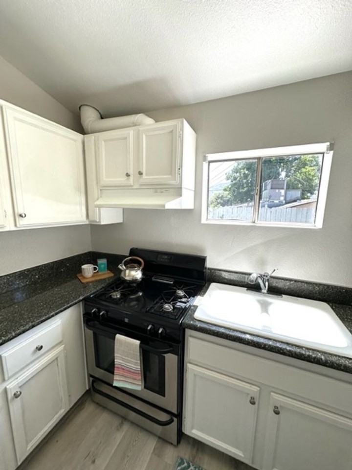 2404 Fairway Ave - Photo 5 of 14