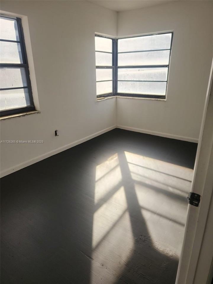 8918 Collins Avenue #3 - Photo 4 of 4