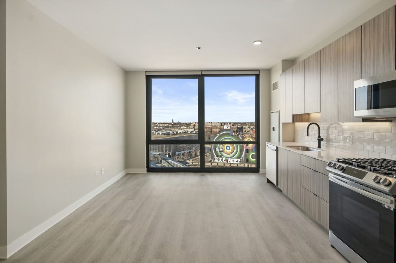 4611 N Broadway St - Photo 2 of 28