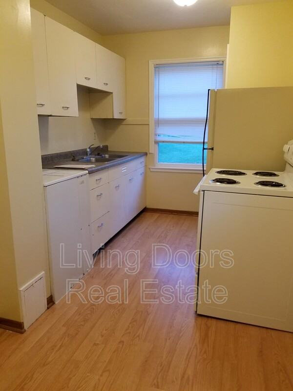 315 S 47th St - Photo 3 of 11