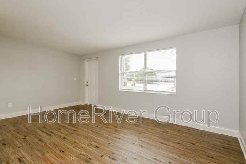 2380 29th St Nw - Photo 3 of 18