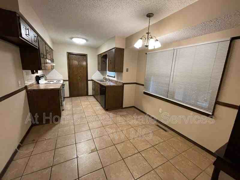 1359 S John Ave - Photo 4 of 13