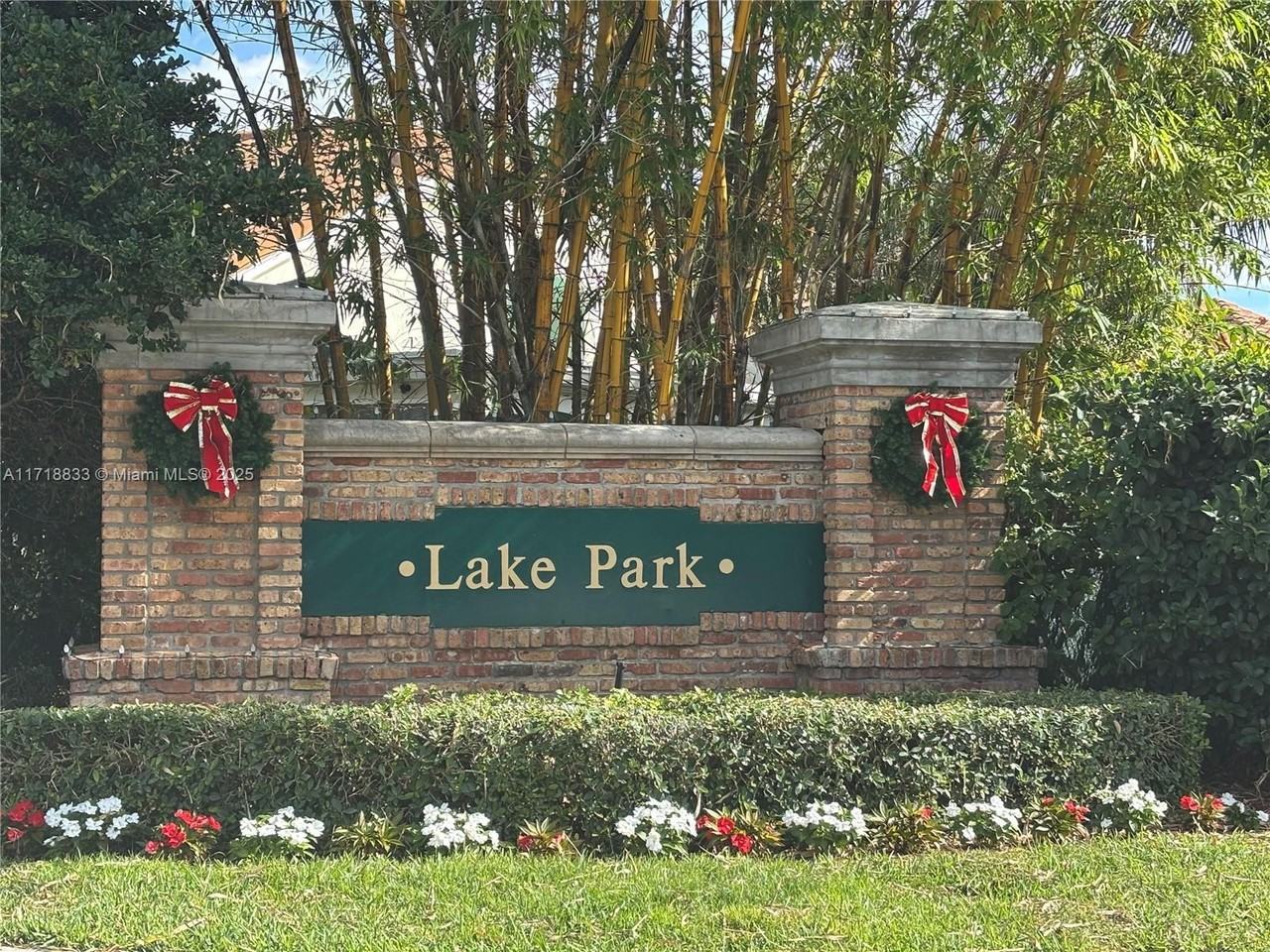 8851 Lake Park Cir N - Photo 3 of 34