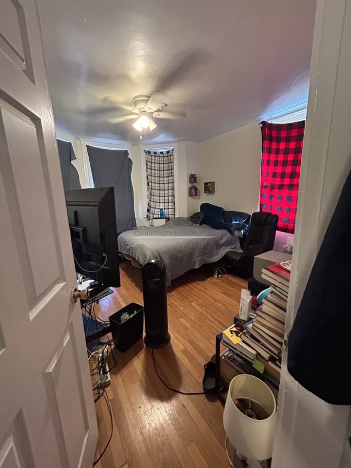 11 Barrows St #1 - Photo 5 of 11