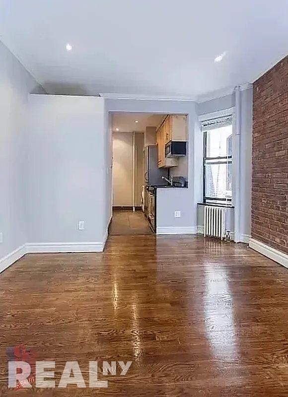 Barrow St #5B - Photo 2 of 5