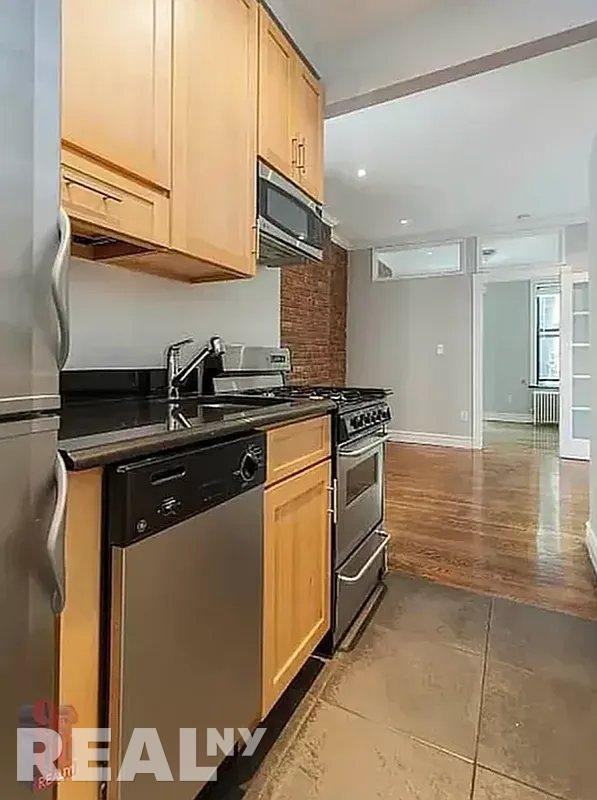 Barrow St #5B - Photo 3 of 5