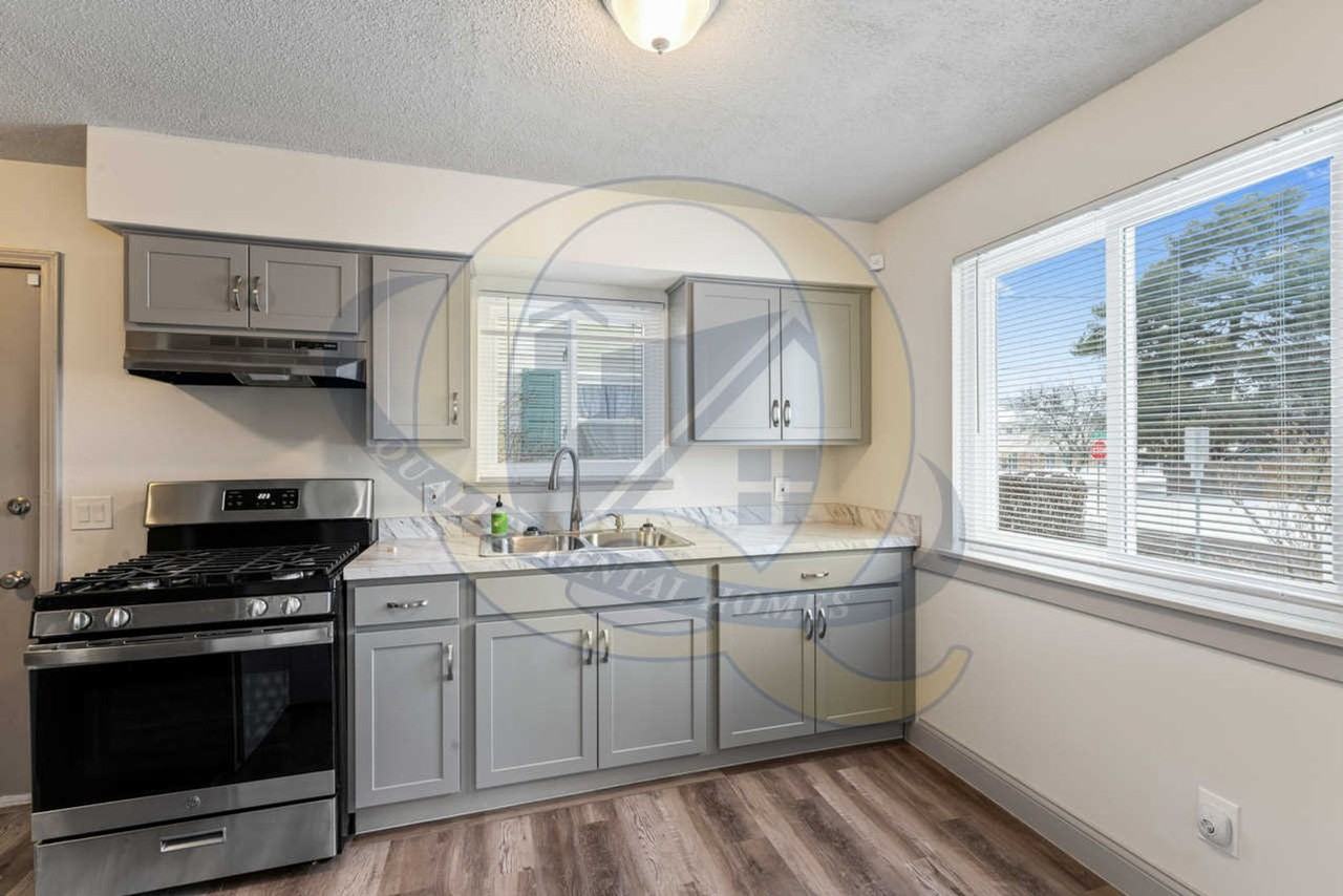 1152 Allen St - Photo 5 of 15