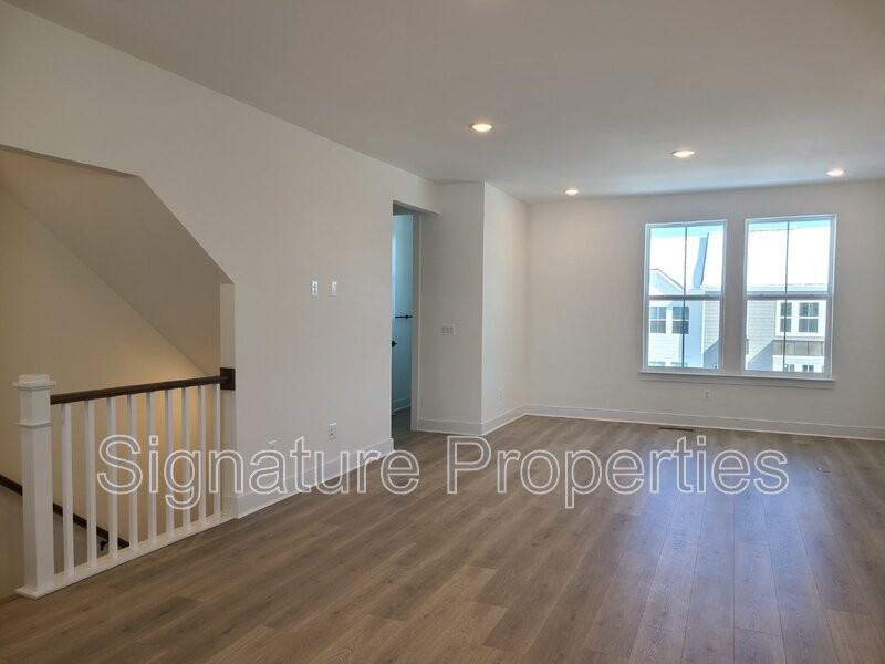 5046 Bigleaf Rd - Photo 3 of 33