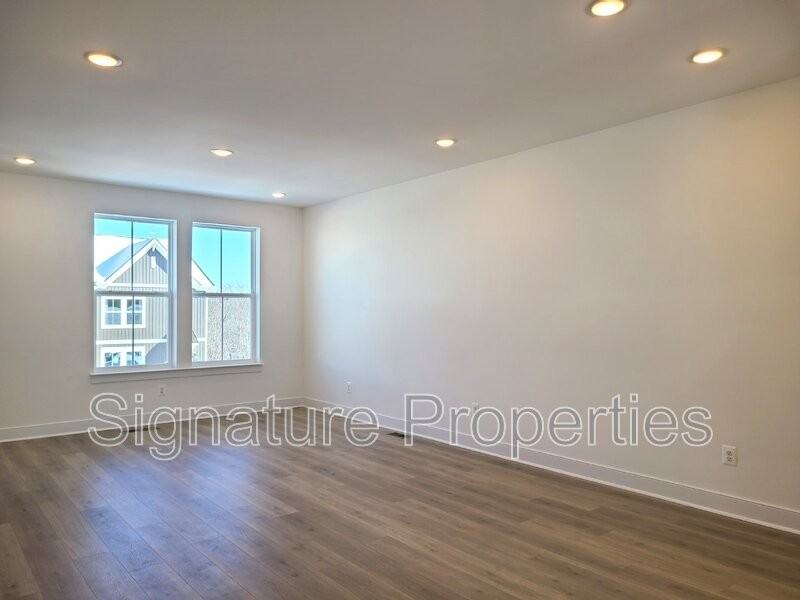 5046 Bigleaf Rd - Photo 4 of 33