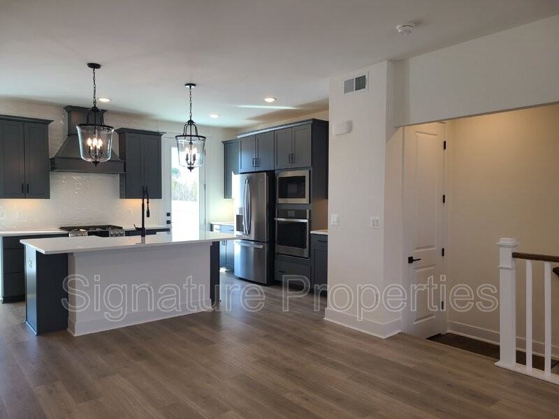 5046 Bigleaf Rd - Photo 5 of 33