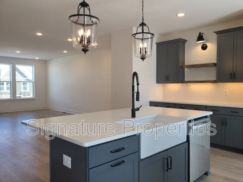 5046 Bigleaf Rd - Photo 7 of 33