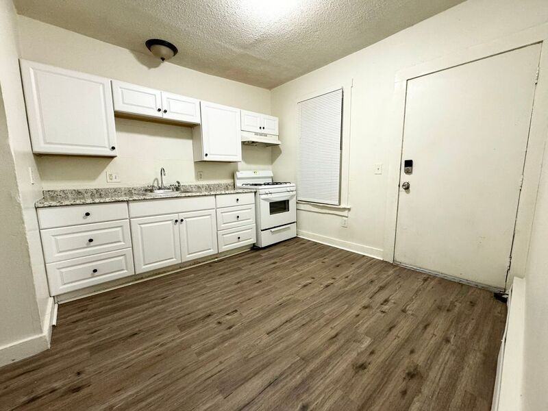 387 Oakland St #3rdFLLEFT - Photo 2 of 7