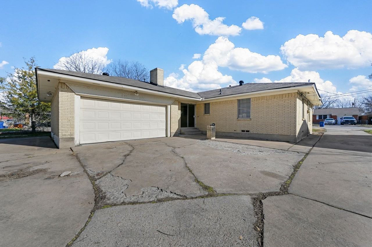 228 N 4th St - Photo 3 of 20