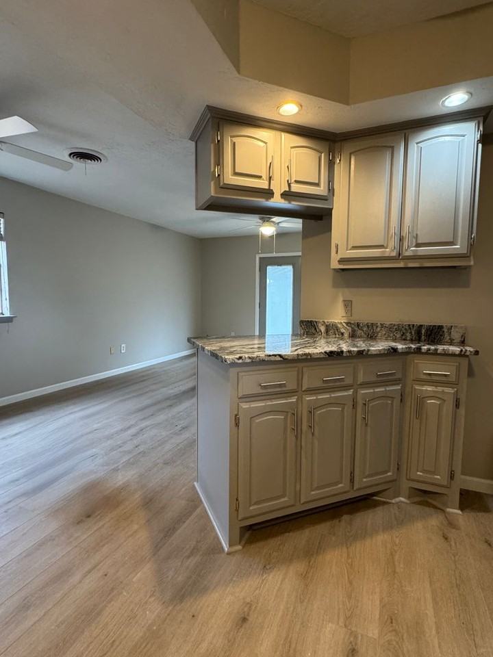 1009 Southeast Alta Lane - Photo 2 of 13