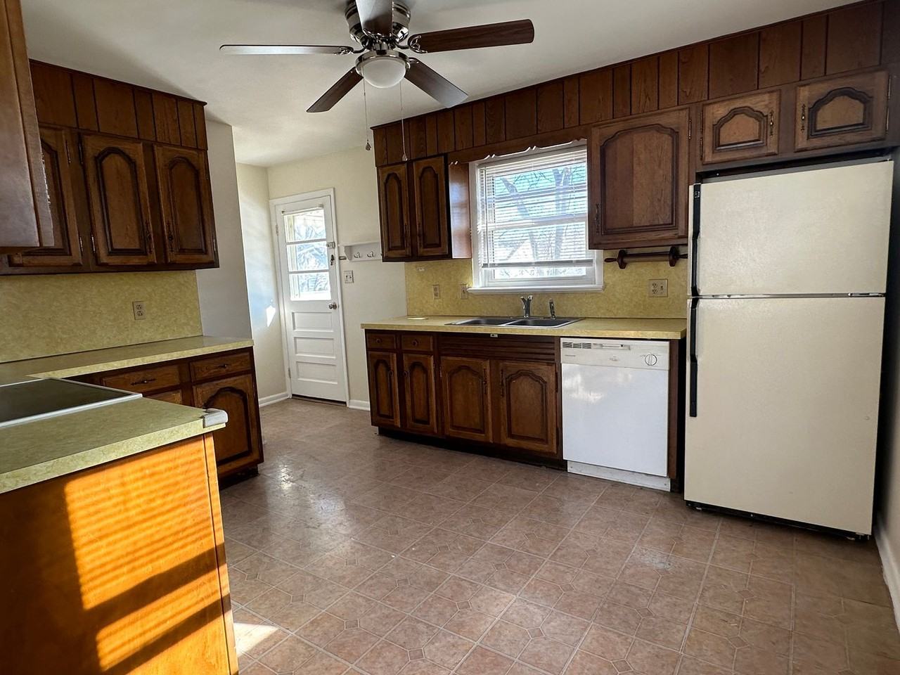 228 Fox Dr - Photo 3 of 12